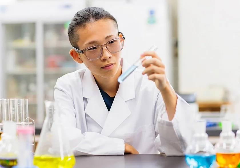 留学生が実験している様子