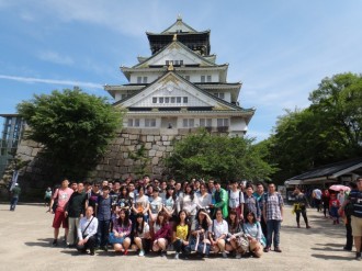 大阪城をバックに記念撮影