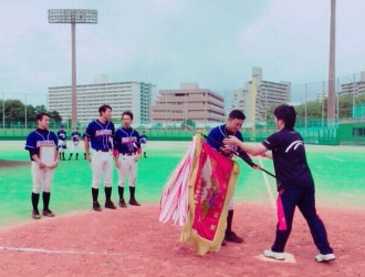 優勝旗授与